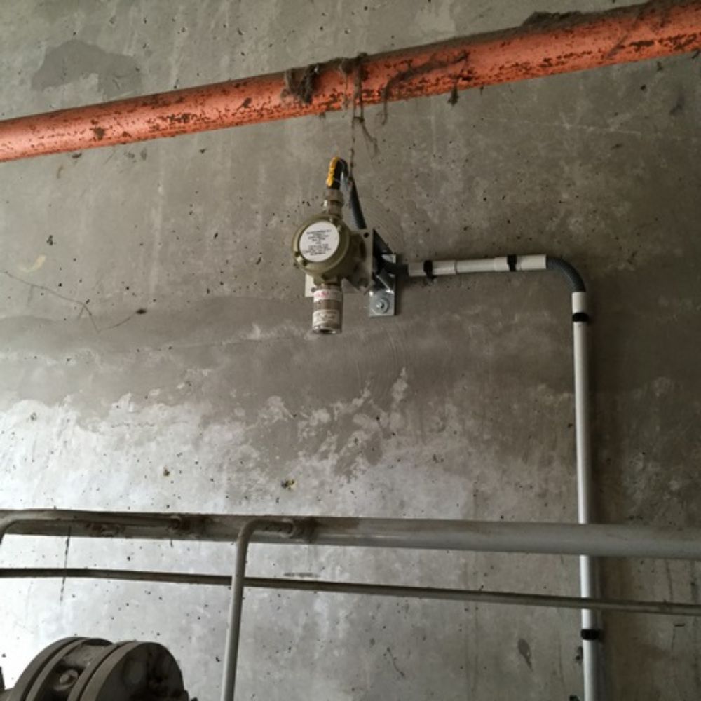 DETECTION GAZ METHANE (CH4) ET DETECTION CO (MONOXYDE DE CARBONE) DANS LA CHAUFFERIE D'UNE RESIDENCE on retrouve ici une installation comprenant une centrale CE 408 et des sondes SE 183KM (détection méthane) au dessus de chaque chaudière et une sur la partie voie haute. Sur cette installation on retrouve également une sonde TS 220EC-S (détection CO monoxyde de carbone)