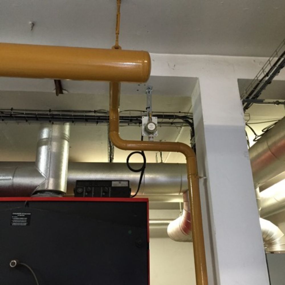 DETECTION GAZ METHANE (CH4) ET DETECTION CO (MONOXYDE DE CARBONE) DANS LA CHAUFFERIE D'UNE RESIDENCE on retrouve ici une installation comprenant une centrale CE 408 et des sondes SE 183KM (détection méthane) au dessus de chaque chaudière et une sur la partie voie haute. Sur cette installation on retrouve également une sonde TS 220EC-S (détection CO monoxyde de carbone)