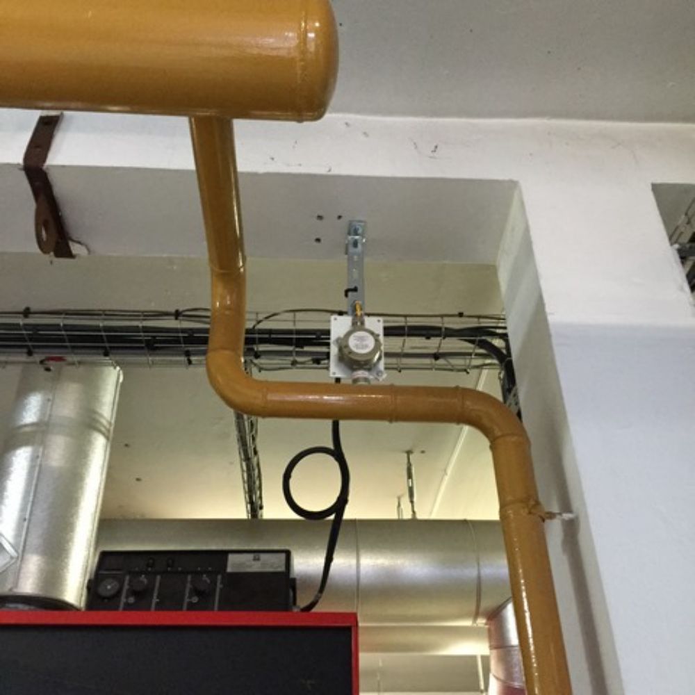 DETECTION GAZ METHANE (CH4) ET DETECTION CO (MONOXYDE DE CARBONE) DANS LA CHAUFFERIE D'UNE RESIDENCE on retrouve ici une installation comprenant une centrale CE 408 et des sondes SE 183KM (détection méthane) au dessus de chaque chaudière et une sur la partie voie haute. Sur cette installation on retrouve également une sonde TS 220EC-S (détection CO monoxyde de carbone)