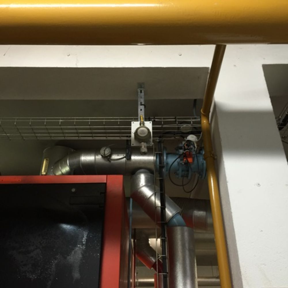 DETECTION GAZ METHANE (CH4) ET DETECTION CO (MONOXYDE DE CARBONE) DANS LA CHAUFFERIE D'UNE RESIDENCE on retrouve ici une installation comprenant une centrale CE 408 et des sondes SE 183KM (détection méthane) au dessus de chaque chaudière et une sur la partie voie haute. Sur cette installation on retrouve également une sonde TS 220EC-S (détection CO monoxyde de carbone)