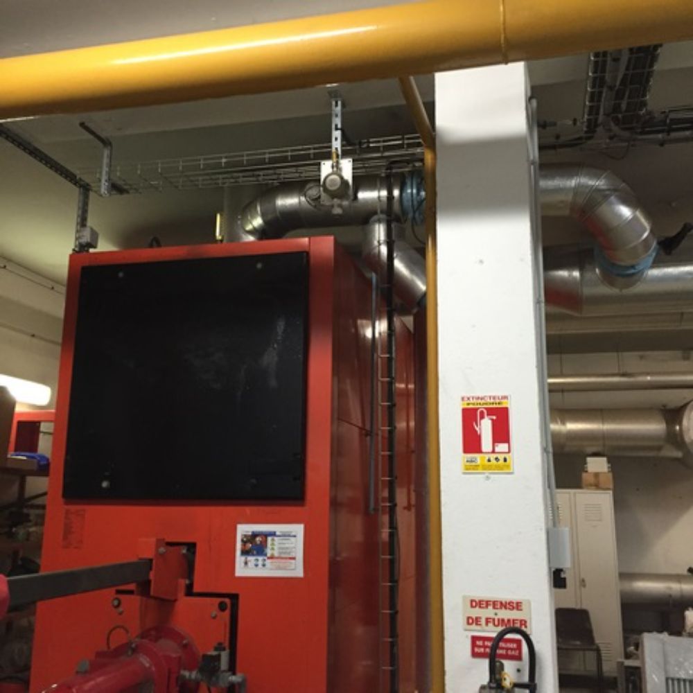 DETECTION GAZ METHANE (CH4) ET DETECTION CO (MONOXYDE DE CARBONE) DANS LA CHAUFFERIE D'UNE RESIDENCE on retrouve ici une installation comprenant une centrale CE 408 et des sondes SE 183KM (détection méthane) au dessus de chaque chaudière et une sur la partie voie haute. Sur cette installation on retrouve également une sonde TS 220EC-S (détection CO monoxyde de carbone)