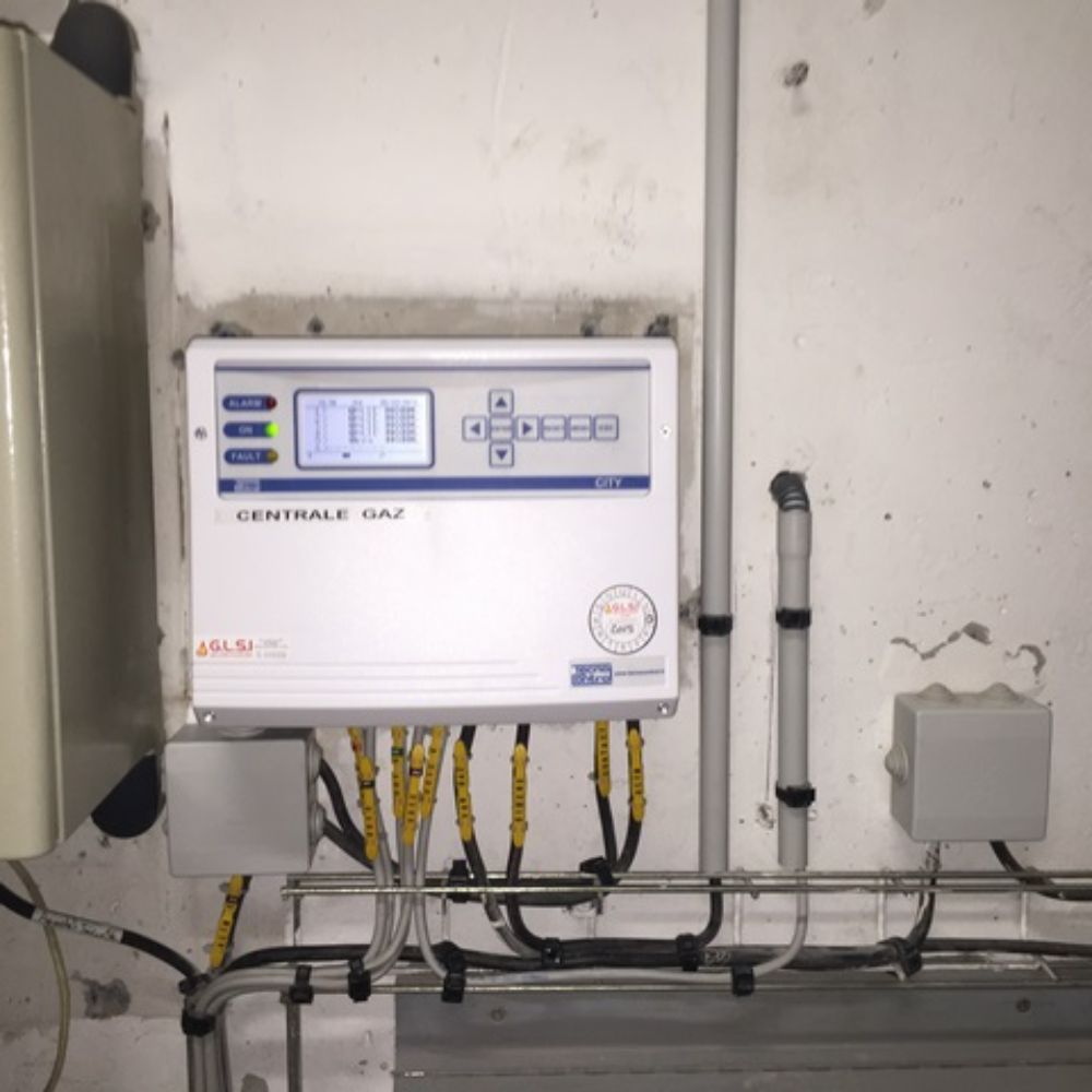DETECTION GAZ METHANE (CH4) ET DETECTION CO (MONOXYDE DE CARBONE) DANS LA CHAUFFERIE D'UNE RESIDENCE on retrouve ici une installation comprenant une centrale CE 408 et des sondes SE 183KM (détection méthane) au dessus de chaque chaudière et une sur la partie voie haute. Sur cette installation on retrouve également une sonde TS 220EC-S (détection CO monoxyde de carbone)