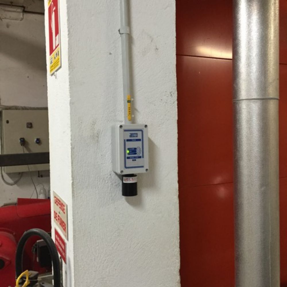 DETECTION GAZ METHANE (CH4) ET DETECTION CO (MONOXYDE DE CARBONE) DANS LA CHAUFFERIE D'UNE RESIDENCE on retrouve ici une installation comprenant une centrale CE 408 et des sondes SE 183KM (détection méthane) au dessus de chaque chaudière et une sur la partie voie haute. Sur cette installation on retrouve également une sonde TS 220EC-S (détection CO monoxyde de carbone)