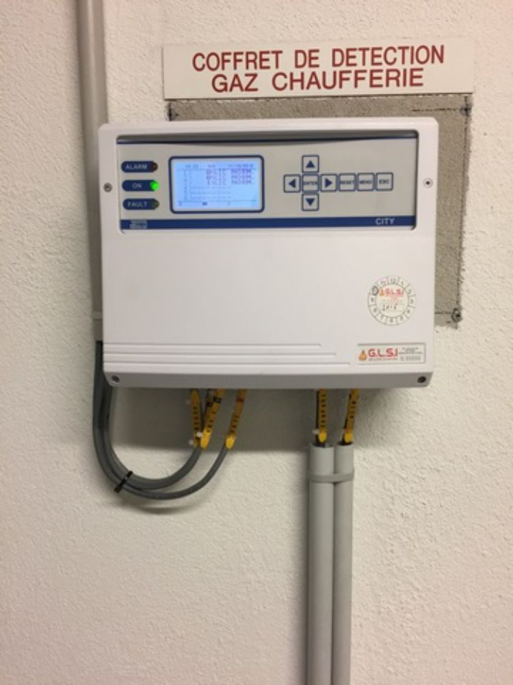 DETECTION GAZ METHANE (CH4) ET DETECTION CO (MONOXYDE DE CARBONE) DANS LA CHAUFFERIE D'UNE RESIDENCE on retrouve ici une installation comprenant une centrale CE 408 et des sondes SE 183KM (détection méthane) au dessus de chaque chaudière et une sur la partie voie haute. Sur cette installation on retrouve également une sonde TS 220EC-S (détection CO monoxyde de carbone)