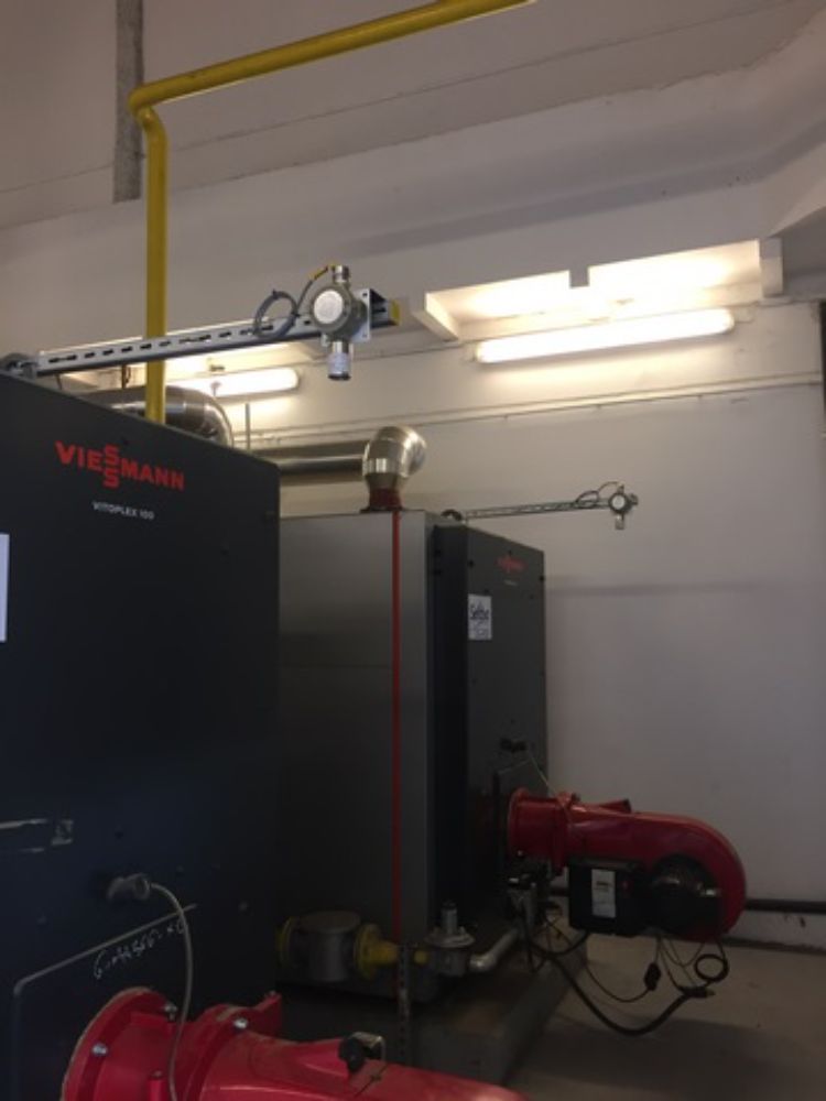 DETECTION GAZ METHANE (CH4) ET DETECTION CO (MONOXYDE DE CARBONE) DANS LA CHAUFFERIE D'UNE RESIDENCE on retrouve ici une installation comprenant une centrale CE 408 et des sondes SE 183KM (détection méthane) au dessus de chaque chaudière et une sur la partie voie haute. Sur cette installation on retrouve également une sonde TS 220EC-S (détection CO monoxyde de carbone)