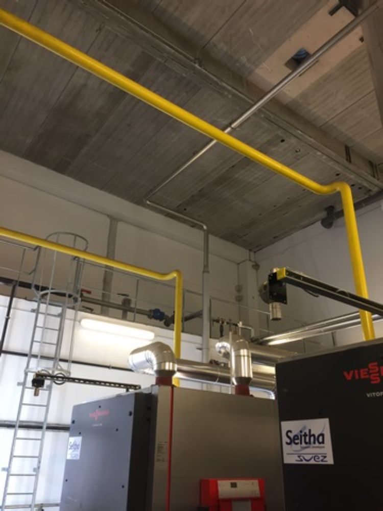 DETECTION GAZ METHANE (CH4) ET DETECTION CO (MONOXYDE DE CARBONE) DANS LA CHAUFFERIE D'UNE RESIDENCE on retrouve ici une installation comprenant une centrale CE 408 et des sondes SE 183KM (détection méthane) au dessus de chaque chaudière et une sur la partie voie haute. Sur cette installation on retrouve également une sonde TS 220EC-S (détection CO monoxyde de carbone)