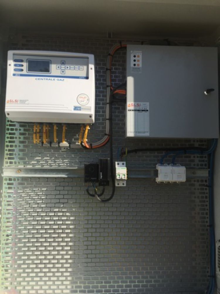 DETECTION GAZ METHANE (CH4) DANS UNE CHAUFFERIE on retrouve ici une installation comprenant une centrale CE 408 située en extérieur (dans un coffret étanche avec sonde thermostatique) et des sondes SE 183KM (détection méthane) chacune équipée par un cône concentrateur pour une meilleure récupération des fuites