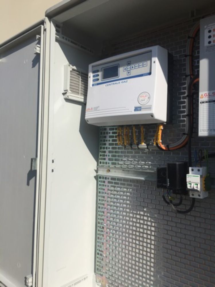 DETECTION GAZ METHANE (CH4) DANS UNE CHAUFFERIE on retrouve ici une installation comprenant une centrale CE 408 située en extérieur (dans un coffret étanche avec sonde thermostatique) et des sondes SE 183KM (détection méthane) chacune équipée par un cône concentrateur pour une meilleure récupération des fuites
