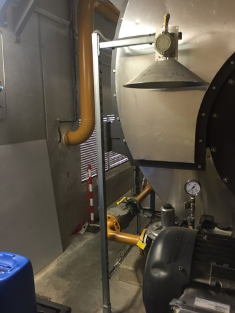 DETECTION GAZ METHANE (CH4) DANS UNE CHAUFFERIE on retrouve ici une installation comprenant une centrale CE 408 située en extérieur (dans un coffret étanche avec sonde thermostatique) et des sondes SE 183KM (détection méthane) chacune équipée par un cône concentrateur pour une meilleure récupération des fuites