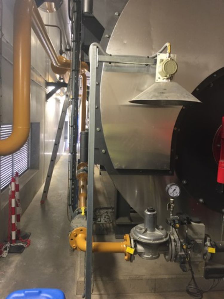 DETECTION GAZ METHANE (CH4) DANS UNE CHAUFFERIE on retrouve ici une installation comprenant une centrale CE 408 située en extérieur (dans un coffret étanche avec sonde thermostatique) et des sondes SE 183KM (détection méthane) chacune équipée par un cône concentrateur pour une meilleure récupération des fuites