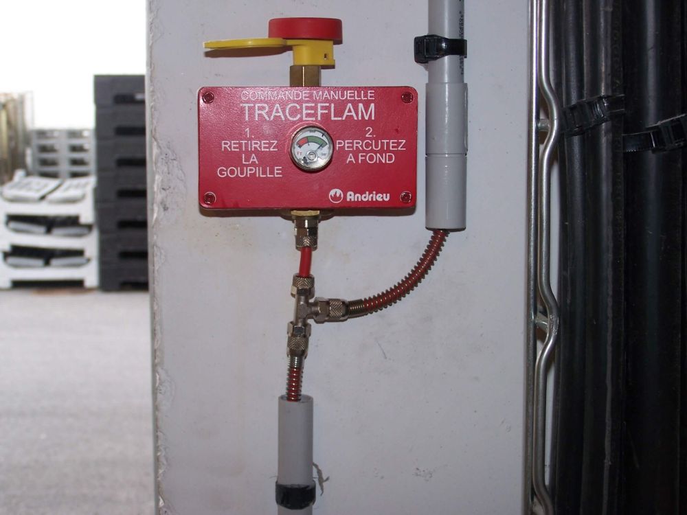 SYSTEME INDIRECT D'EXTINCTION AUTOMATIQUE TRACEFLAM POUR LA PROTECTION D'UNE ARMOIRE ELECTRIQUE cette installation est composée de 2 bouteilles de CO² qui sont continuellement surveillées par le système électronique DIMES permettant la mesure simultanée et en temps réel du contenu des bouteilles de CO². Ce système permet la protection d'une armoire électrique dans laquelle on a installé le tube Firedetec (détecteur de feux réalisé en polymères spéciaux qui réagit lorsqu'un feu se déclare et atteint le tube, la paroi du conduit s'amincit) le CO² est alors diffusé par l'intermédiaire d'une rampe de diffusion avec tromblons, garantissant une extinction rapide