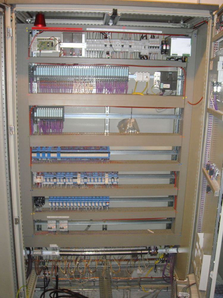 SYSTEME INDIRECT D'EXTINCTION AUTOMATIQUE TRACEFLAM POUR LA PROTECTION D'UNE ARMOIRE ELECTRIQUE cette installation est composée de 2 bouteilles de CO² qui sont continuellement surveillées par le système électronique DIMES permettant la mesure simultanée et en temps réel du contenu des bouteilles de CO². Ce système permet la protection d'une armoire électrique dans laquelle on a installé le tube Firedetec (détecteur de feux réalisé en polymères spéciaux qui réagit lorsqu'un feu se déclare et atteint le tube, la paroi du conduit s'amincit) le CO² est alors diffusé par l'intermédiaire d'une rampe de diffusion avec tromblons, garantissant une extinction rapide