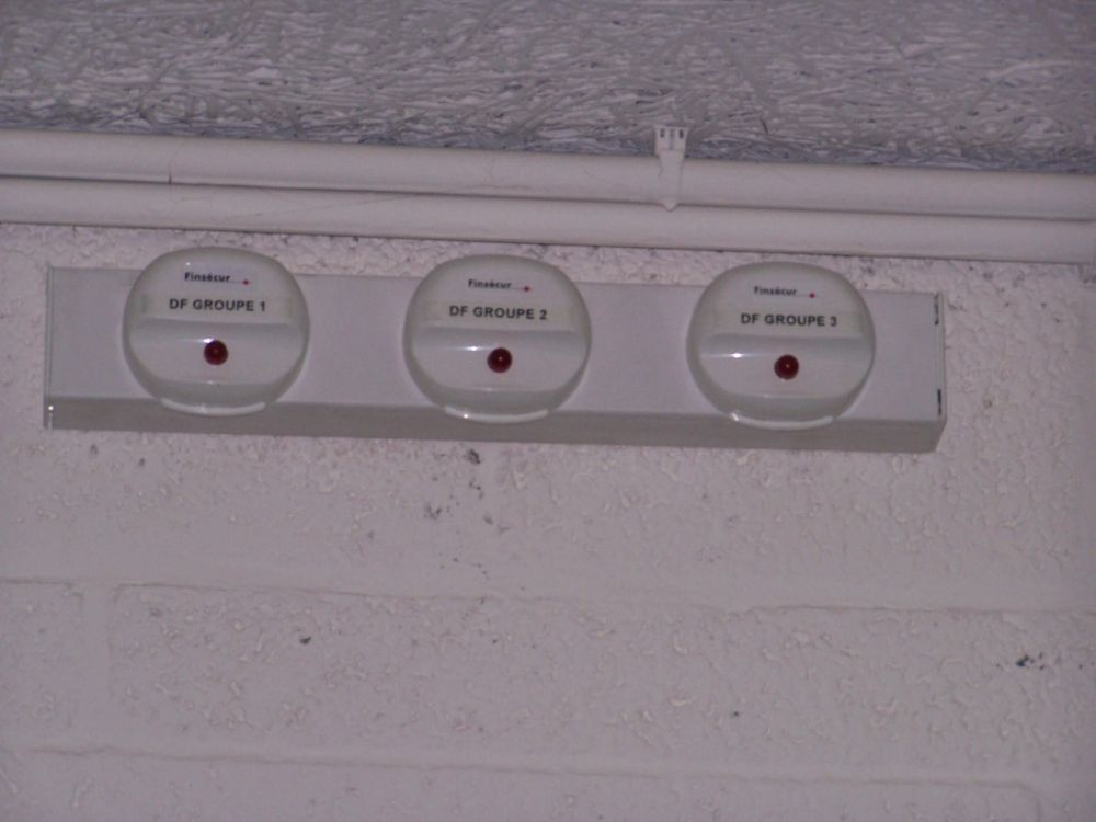 SYSTEME DE DETECTION INCENDIE CONVENTIONNEL DE TYPE A1 DANS UN LOCAL TECHNIQUE on voit ici la propreté du câblage dans la centrale KARA 8UP, la protection mécanique d'un avertisseur sonore et lumineux, la pose d'indicateurs action, détecteur de flamme, des détecteurs optiques de fumée