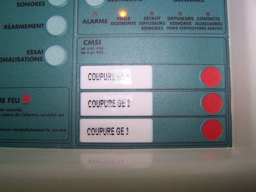 SYSTEME DE DETECTION INCENDIE CONVENTIONNEL DE TYPE A1 DANS UN LOCAL TECHNIQUE on voit ici la propreté du câblage dans la centrale KARA 8UP, la protection mécanique d'un avertisseur sonore et lumineux, la pose d'indicateurs action, détecteur de flamme, des détecteurs optiques de fumée