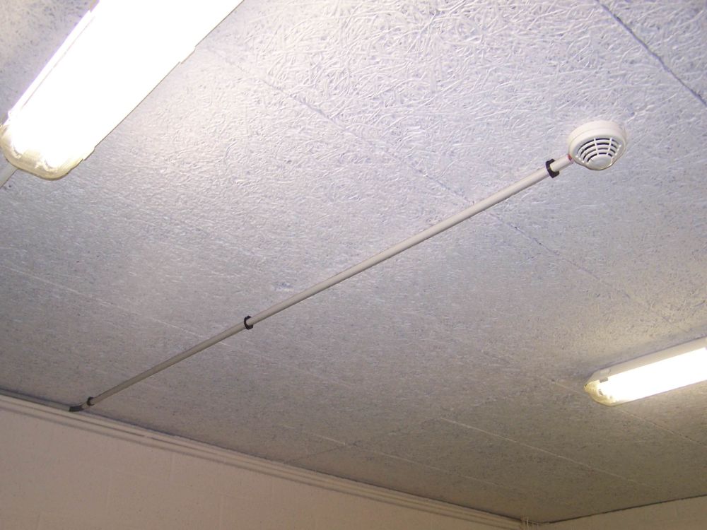 SYSTEME DE DETECTION INCENDIE CONVENTIONNEL DE TYPE A1 DANS UN LOCAL TECHNIQUE on voit ici la propreté du câblage dans la centrale KARA 8UP, la protection mécanique d'un avertisseur sonore et lumineux, la pose d'indicateurs action, détecteur de flamme, des détecteurs optiques de fumée
