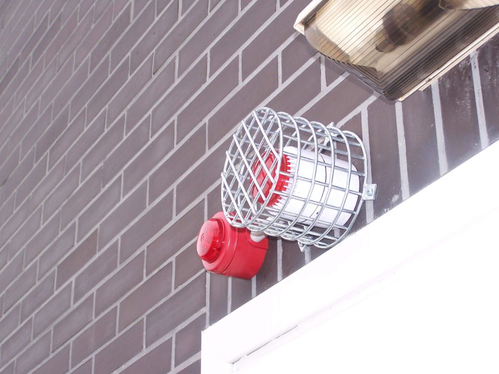 SYSTEME DE DETECTION INCENDIE CONVENTIONNEL DE TYPE A1 DANS UN LOCAL TECHNIQUE on voit ici la propreté du câblage dans la centrale KARA 8UP, la protection mécanique d'un avertisseur sonore et lumineux, la pose d'indicateurs action, détecteur de flamme, des détecteurs optiques de fumée