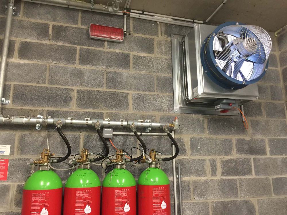 SYSTEME D'EXTINCTION AUTOMATIQUE D'INCENDIE DANS UN LOCAL BASSE TENSION cette installation comprend l'équipement de contrôle et signalisation (ECS) avec DECT (dispositif électrique automatique de commande et temporisation) situé bien évidemment à l'extérieur du bâtiment dans un coffret étanche équipé d'une résistance, d'une grille de ventilation et d'un détecteur optique de fumée, on retrouve également en extérieur un déclencheur manuel jaune ainsi qu'un panneau
