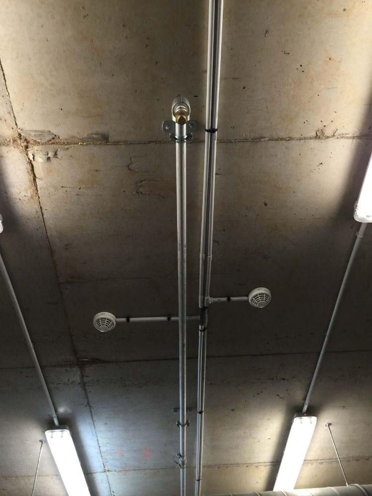 SYSTEME D'EXTINCTION AUTOMATIQUE D'INCENDIE DANS UN LOCAL BASSE TENSION cette installation comprend l'équipement de contrôle et signalisation (ECS) avec DECT (dispositif électrique automatique de commande et temporisation) situé bien évidemment à l'extérieur du bâtiment dans un coffret étanche équipé d'une résistance, d'une grille de ventilation et d'un détecteur optique de fumée, on retrouve également en extérieur un déclencheur manuel jaune ainsi qu'un panneau