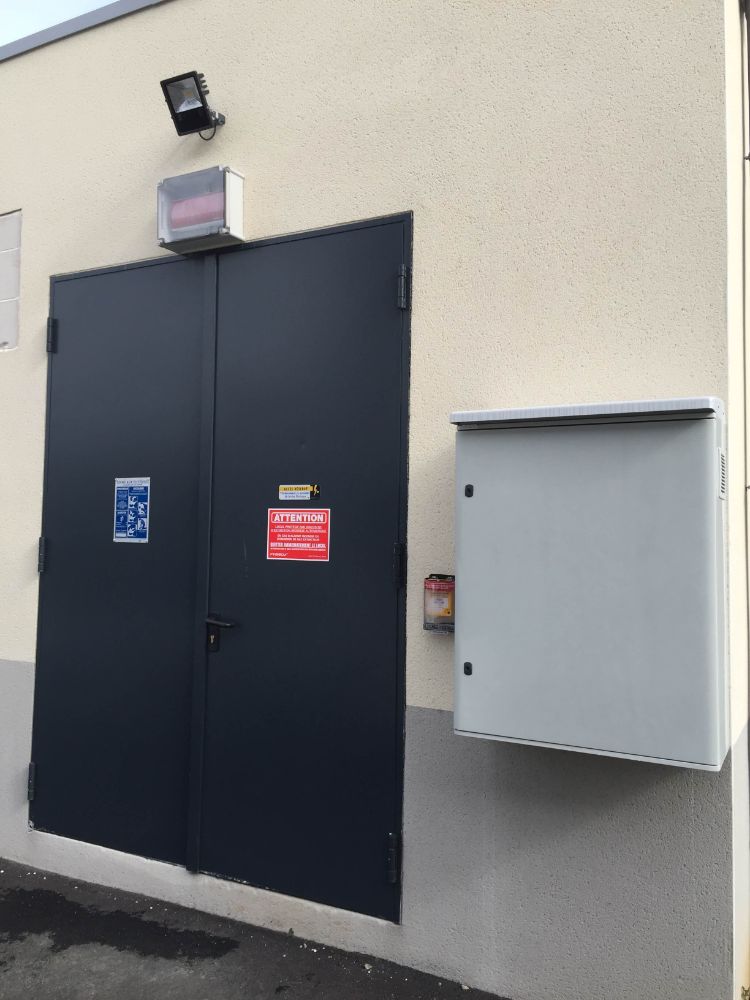 SYSTEME D'EXTINCTION AUTOMATIQUE D'INCENDIE DANS UN LOCAL BASSE TENSION cette installation comprend l'équipement de contrôle et signalisation (ECS) avec DECT (dispositif électrique automatique de commande et temporisation) situé bien évidemment à l'extérieur du bâtiment dans un coffret étanche équipé d'une résistance, d'une grille de ventilation et d'un détecteur optique de fumée, on retrouve également en extérieur un déclencheur manuel jaune ainsi qu'un panneau