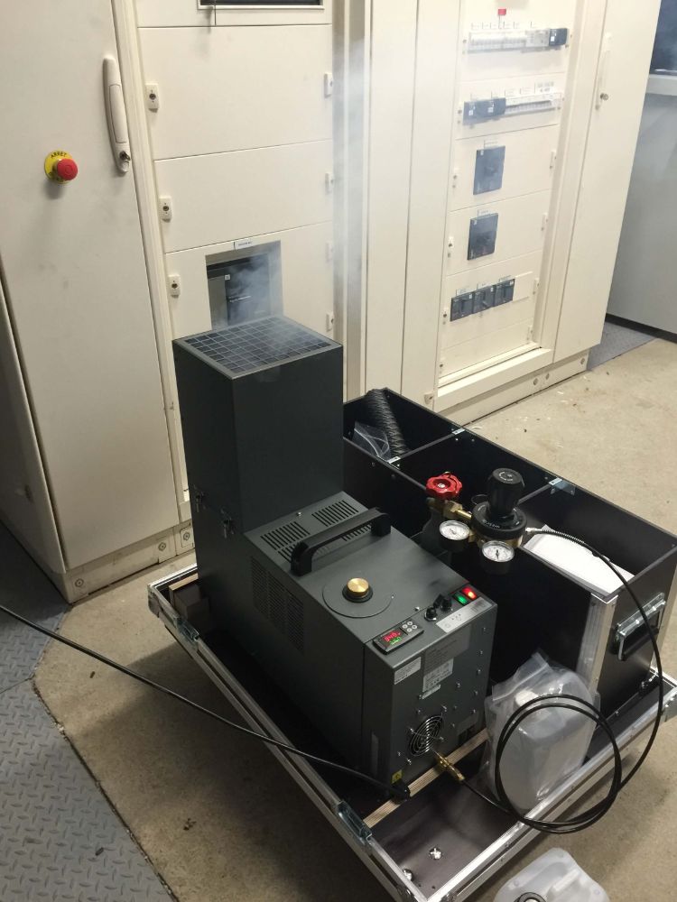 SYSTEME D'EXTINCTION AUTOMATIQUE D'INCENDIE DANS UN LOCAL BASSE TENSION cette installation comprend l'équipement de contrôle et signalisation (ECS) avec DECT (dispositif électrique automatique de commande et temporisation) situé bien évidemment à l'extérieur du bâtiment dans un coffret étanche équipé d'une résistance, d'une grille de ventilation et d'un détecteur optique de fumée, on retrouve également en extérieur un déclencheur manuel jaune ainsi qu'un panneau