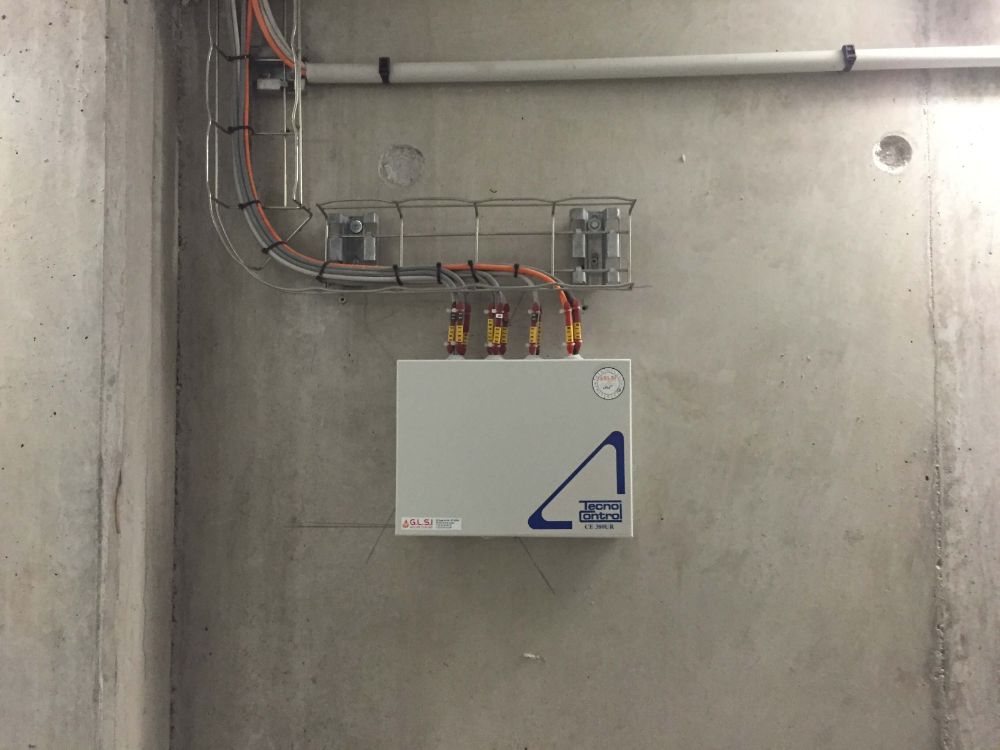 DETECTION GAZ CO DANS LE PARKING D'UNE ENTREPRISE DE BATIMENT INSTALLATION REALISEE PAR GLSI AVEC DU MATERIEL DE MARQUE TECNOCONTROL CAPTEUR TS 220 EC-S / CENTRALE CE 408 / EXTENSION CE 380UR / PROTECTION MECANIQUE TR533