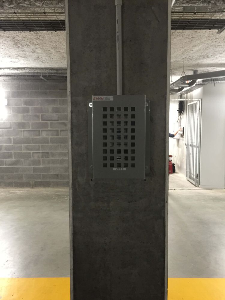 DETECTION GAZ CO DANS LE PARKING D'UNE ENTREPRISE DE BATIMENT INSTALLATION REALISEE PAR GLSI AVEC DU MATERIEL DE MARQUE TECNOCONTROL CAPTEUR TS 220 EC-S / CENTRALE CE 408 / EXTENSION CE 380UR / PROTECTION MECANIQUE TR533