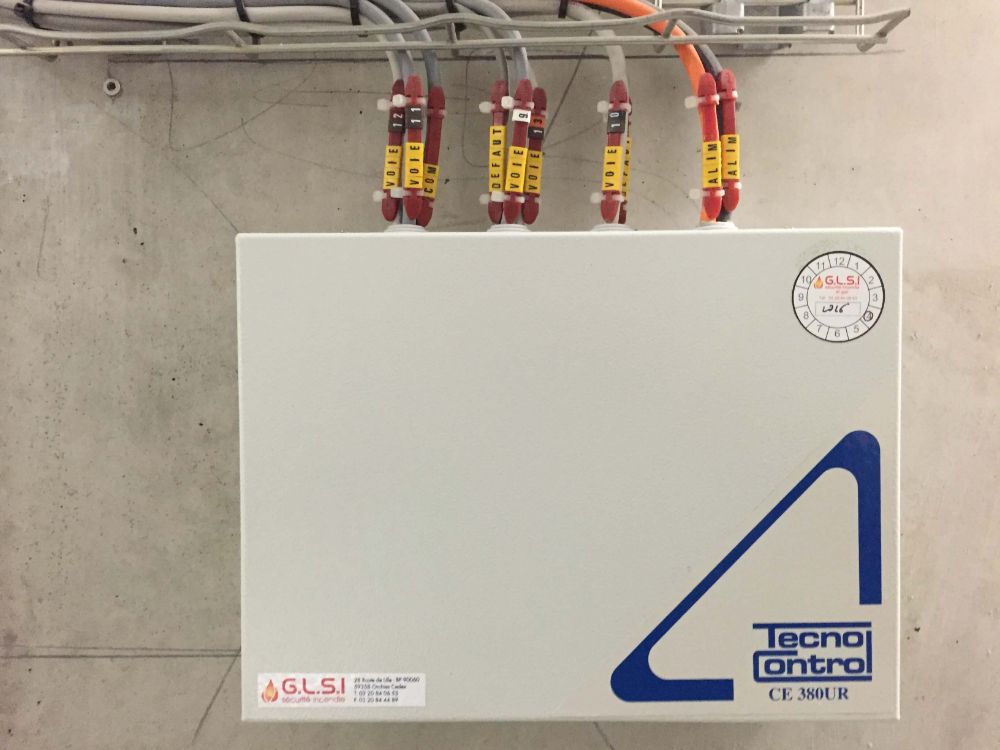 DETECTION GAZ CO DANS LE PARKING D'UNE ENTREPRISE DE BATIMENT INSTALLATION REALISEE PAR GLSI AVEC DU MATERIEL DE MARQUE TECNOCONTROL CAPTEUR TS 220 EC-S / CENTRALE CE 408 / EXTENSION CE 380UR / PROTECTION MECANIQUE TR533
