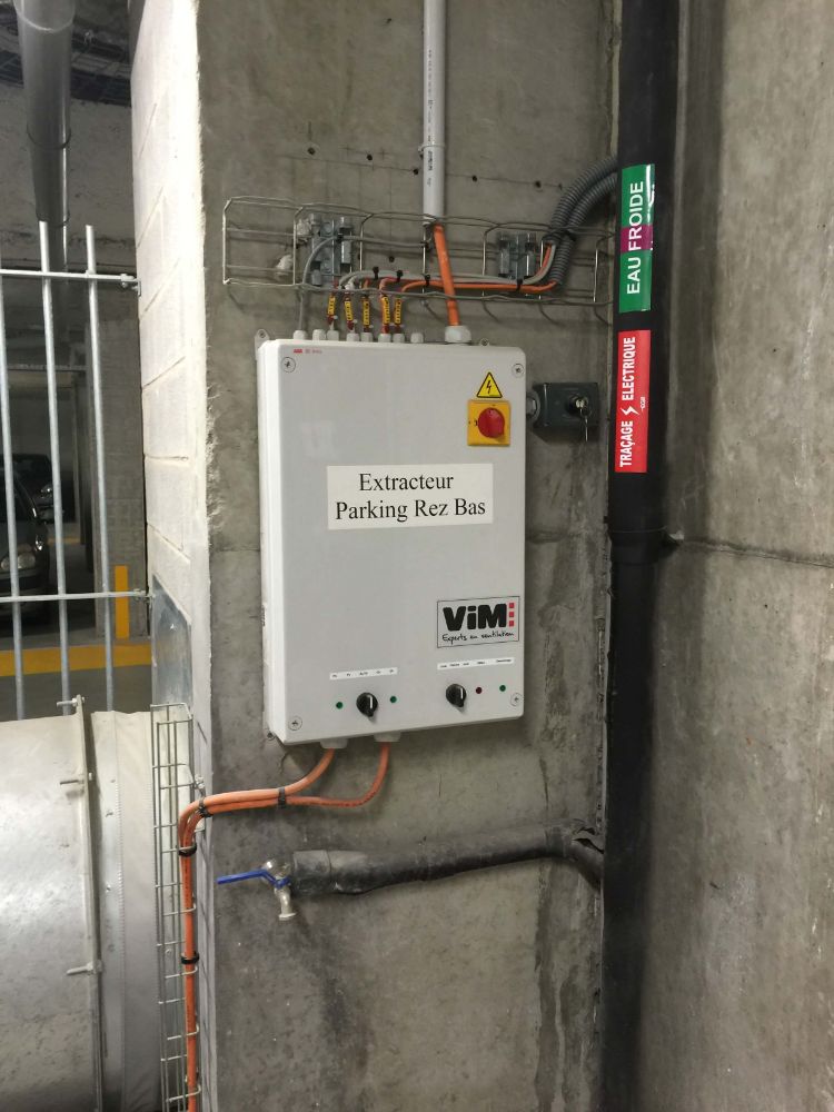 DETECTION GAZ CO DANS LE PARKING D'UNE ENTREPRISE DE BATIMENT INSTALLATION REALISEE PAR GLSI AVEC DU MATERIEL DE MARQUE TECNOCONTROL CAPTEUR TS 220 EC-S / CENTRALE CE 408 / EXTENSION CE 380UR / PROTECTION MECANIQUE TR533