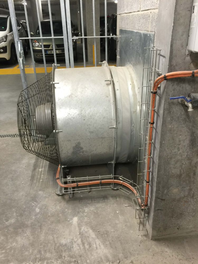 DETECTION GAZ CO DANS LE PARKING D'UNE ENTREPRISE DE BATIMENT INSTALLATION REALISEE PAR GLSI AVEC DU MATERIEL DE MARQUE TECNOCONTROL CAPTEUR TS 220 EC-S / CENTRALE CE 408 / EXTENSION CE 380UR / PROTECTION MECANIQUE TR533