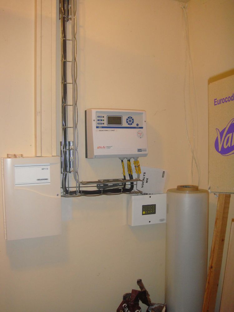 DETECTION MONOXYDE DE CARBONE DANS UN ERP INSTALLATION REALISEE PAR GLSI AVEC DU MATERIEL DE MARQUE TECNOCONTROL CENTRALE CE408P / SONDES ELECTROCHIMIQUES TS 220 EC-S PROTEGEES PAR GRILLES / SIRENE FLASH SE 301 A EGALEMENT PROTEGEE