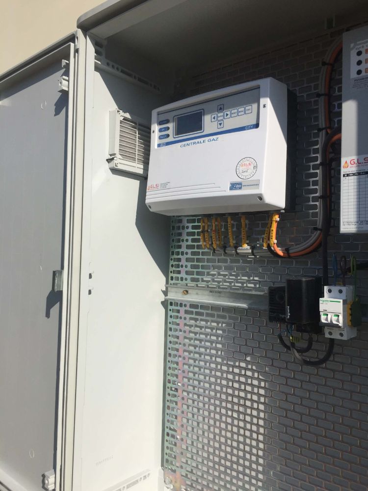 DETECTION GAZ ATEX DANS LA CHAUFFERIE D'UN SITE INDUSTRIEL REGION ISBERGHE INSTALLATION REALISEE PAR GLSI AVEC DU MATERIEL DE MARQUE TECNOCONTROL : CENTRALE CITY CE 408P AVEC ALIMENTATION DE SECOURS POSEES EN EXTERIEUR DANS UN COFFRET ETANCHE EQUIPE D'UNE SONDE THERMOSTATIQUE / CAPTEUR SE 183KM AVEC CONES CONCENTRATEUR TR 532 PERMETTANT UNE MEILLEURE RECUPERATION DES FUITES
