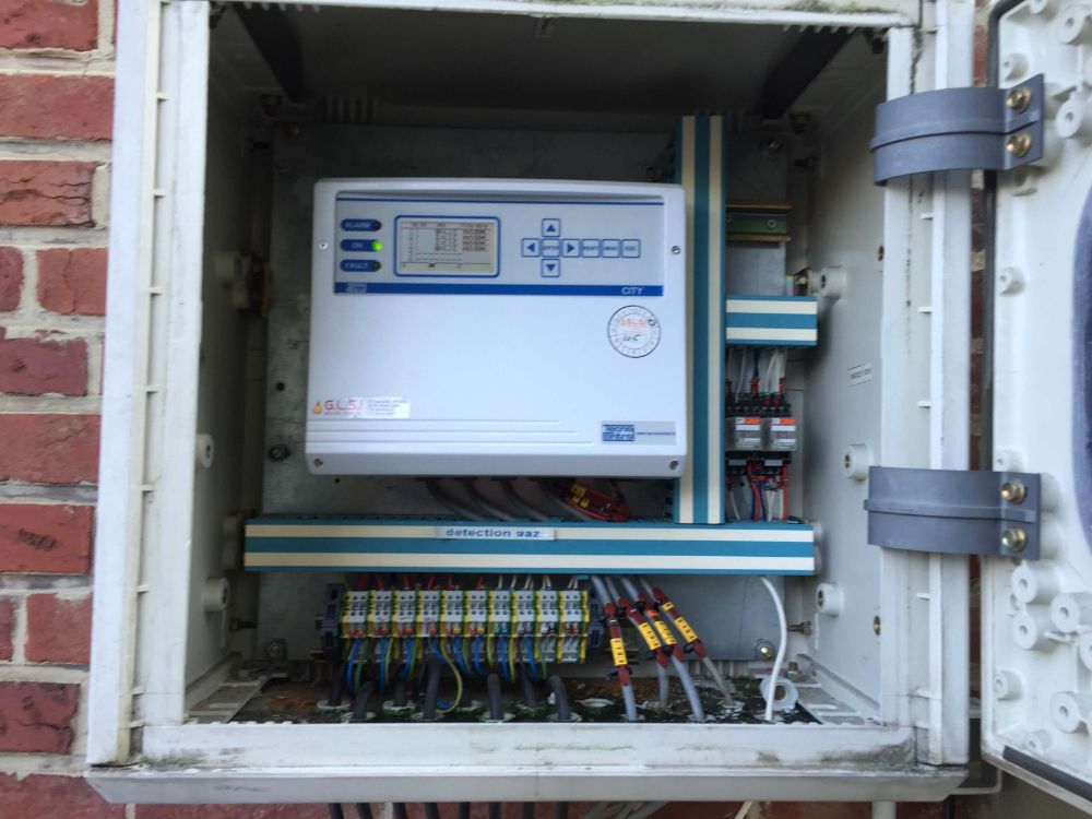 DETECTION GAZ ATEX DANS LA CHAUFFERIE SECTEUR MAUBEUGE INSTALLATION REALISEE PAR GLSI AVEC DU MATERIEL DE MARQUE TECNOCONTROL : CENTRALE CITY CE 408P POSEE EN EXTERIEUR DANS UN COFFRET ETANCHE EQUIPE D'UNE SONDE THERMOSTATIQUE / CAPTEUR SE 183KM AVEC CONES CONCENTRATEURS TR 532 PERMETTANT UNE MEILLEURE RECUPERATION DES FUITES