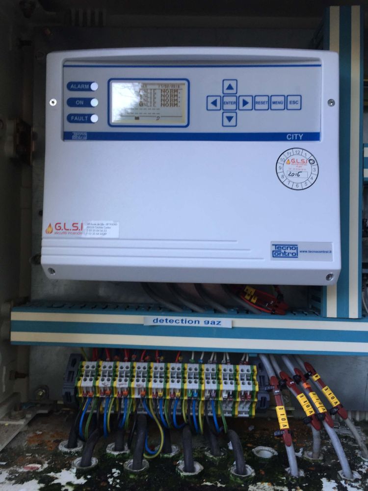 DETECTION GAZ ATEX DANS LA CHAUFFERIE SECTEUR MAUBEUGE INSTALLATION REALISEE PAR GLSI AVEC DU MATERIEL DE MARQUE TECNOCONTROL : CENTRALE CITY CE 408P POSEE EN EXTERIEUR DANS UN COFFRET ETANCHE EQUIPE D'UNE SONDE THERMOSTATIQUE / CAPTEUR SE 183KM AVEC CONES CONCENTRATEURS TR 532 PERMETTANT UNE MEILLEURE RECUPERATION DES FUITES
