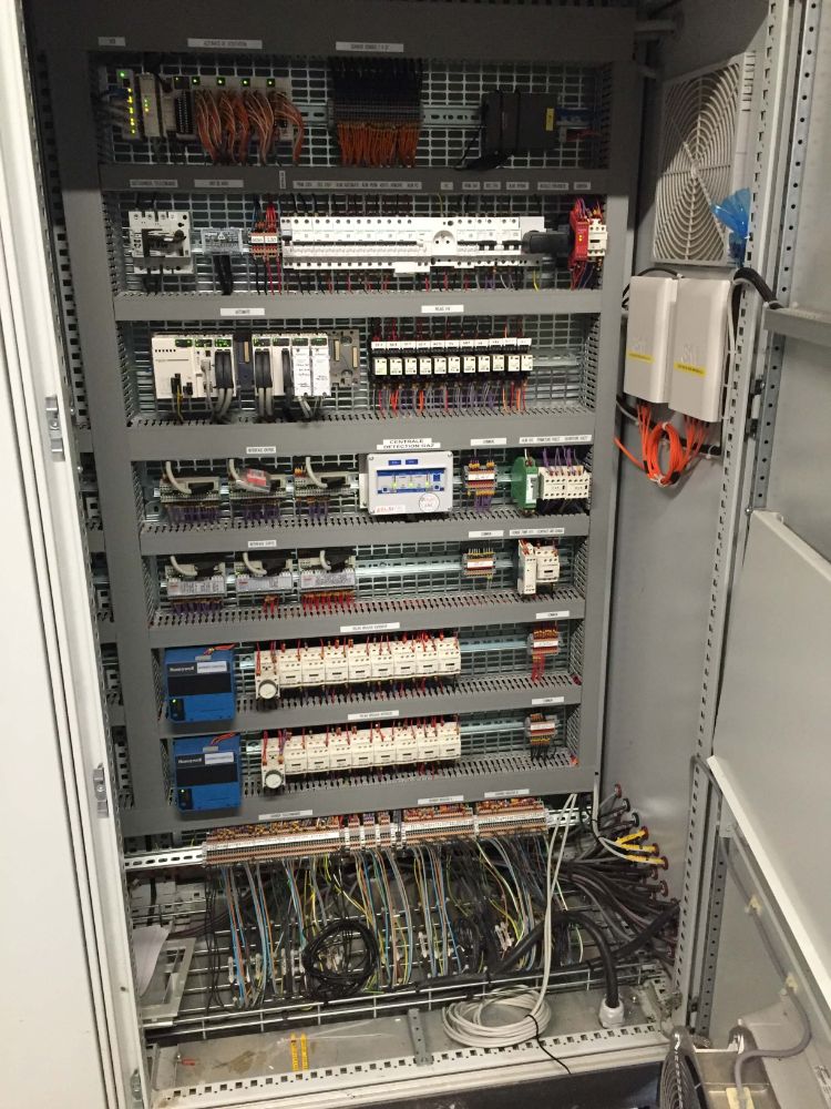 DETECTION GAZ ATEX GPL DANS UN SECHOIR INSTALLATION REALISEE PAR GLSI AVEC MATERIEL DE MARQUE TECNOCONTROL CENTRALE SE194K / SONDES SE 183KG (GPL : C3H8 + C4H10) / SIRENE FLASH SE 301A POSEE EN EXTERIEUR DANS UN COFFRET ETANCHE