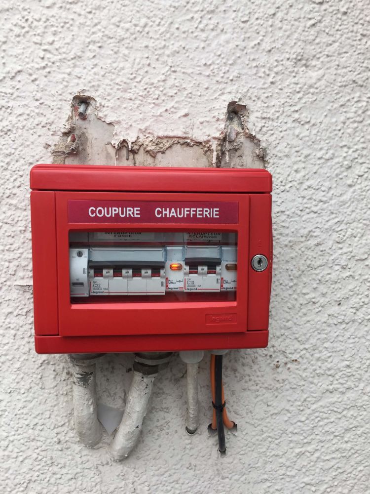 DETECTION GAZ ET INCENDIE DANS UNE CHAUFFERIE SECTEUR RONCHIN INSTALLATION REALISEE PAR GLSI AVEC DU MATERIEL DE MARQUE TECNOCONTROL POUR LA DETECTION GAZ : CENTRALE CITY CE408P / SONDES ATEX TS193KM (méthane CH4) / 1 COFFRET COUPURE FORCE ET DU MATERIEL DE MARQUE FINSECUR POUR LA DETECTION INCENDIE : CENTRALE KARA 8UP CONVENTIONNELLE / DETECTEURS OPTIQUES DE FUMEE CAP112 / DETECTEURS FLAMME FUV112 / NOUVEAU DISPOSITIF D'ALARME FEU AVEC FLASH ASL0005-001
