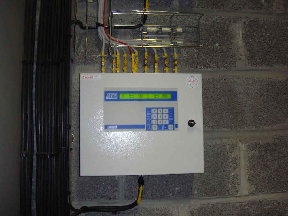 DETECTION GAZ PARKING ET CHAUFFERIE DANS LE PARKING MUTUELLE SOCIALE SECTEUR ARRAS INSTALLATION REALISEE PAR GLSI AVEC MATERIEL DE MARQUE TECNOCONTROL CENTRALE A MICROPROCESSEUR CE700P AVEC ALIMENTATION DE SECOURS ELLE PEUT RECEVOIR JUSQUE 184 SONDES POUR LA CHAUFFERIE SONDES SE 192KM (methane) ET SONDES TS 220 ECS (CO) POUR LE PARKING SONDES MULTIPLES SPECIAL PARKING TS 255 CN2 / DETECTION CO (monoxyde de carbone) ET NO2 (dioxyde d'azote) LES SONDES HAUTS ET BAS SONT PROTEGEES DES CHOCS PAR DES TR533