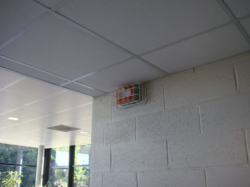 DETECTION MONOXYDE DE CARBONE (CO) DANS UNE SALLE DE SPORTS INSTALLATION REALISEE PAR GLSI AVEC DU MATERIEL DE MARQUE TECNOCONTROL : 1 CENTRALE CITY CE408P / SONDES TS 220 EC-S CHACUNE AVEC UNE PROTECTION GRILLAGEE EVITANT LES CHOCS / SIRENES-FLASH SE 301A EGALEMENT PROTEGEES / COFFRET DE PROTECTION ELECTROVANNES GAZ