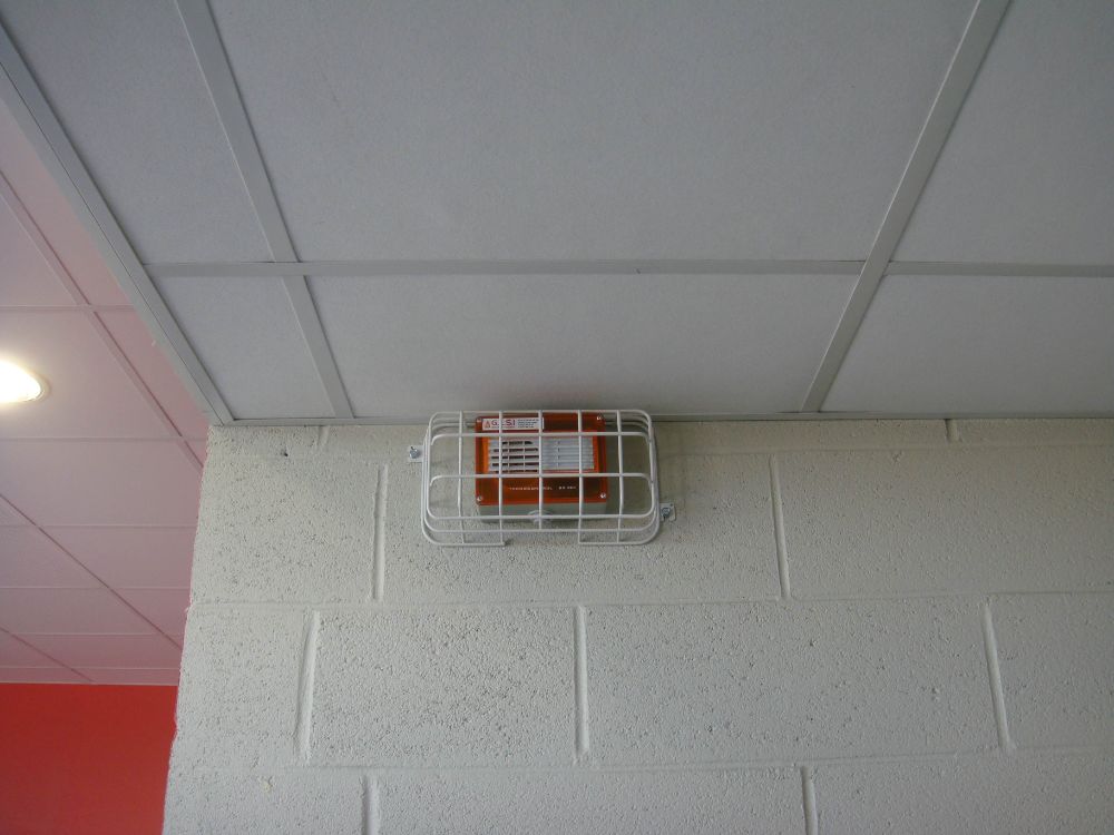 DETECTION MONOXYDE DE CARBONE (CO) DANS UNE SALLE DE SPORTS INSTALLATION REALISEE PAR GLSI AVEC DU MATERIEL DE MARQUE TECNOCONTROL : 1 CENTRALE CITY CE408P / SONDES TS 220 EC-S CHACUNE AVEC UNE PROTECTION GRILLAGEE EVITANT LES CHOCS / SIRENES-FLASH SE 301A EGALEMENT PROTEGEES / COFFRET DE PROTECTION ELECTROVANNES GAZ