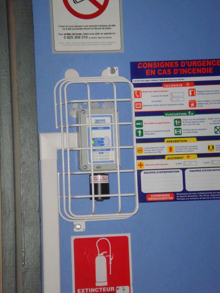 DETECTION MONOXYDE DE CARBONE (CO) DANS UNE SALLE DE SPORTS INSTALLATION REALISEE PAR GLSI AVEC DU MATERIEL DE MARQUE TECNOCONTROL : 1 CENTRALE CITY CE408P / SONDES TS 220 EC-S CHACUNE AVEC UNE PROTECTION GRILLAGEE EVITANT LES CHOCS / SIRENES-FLASH SE 301A EGALEMENT PROTEGEES / COFFRET DE PROTECTION ELECTROVANNES GAZ