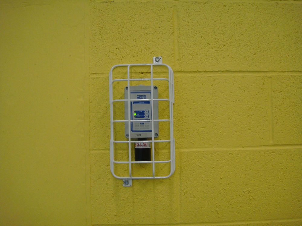DETECTION MONOXYDE DE CARBONE (CO) DANS UNE SALLE DE SPORTS INSTALLATION REALISEE PAR GLSI AVEC DU MATERIEL DE MARQUE TECNOCONTROL : 1 CENTRALE CITY CE408P / SONDES TS 220 EC-S CHACUNE AVEC UNE PROTECTION GRILLAGEE EVITANT LES CHOCS / SIRENES-FLASH SE 301A EGALEMENT PROTEGEES / COFFRET DE PROTECTION ELECTROVANNES GAZ