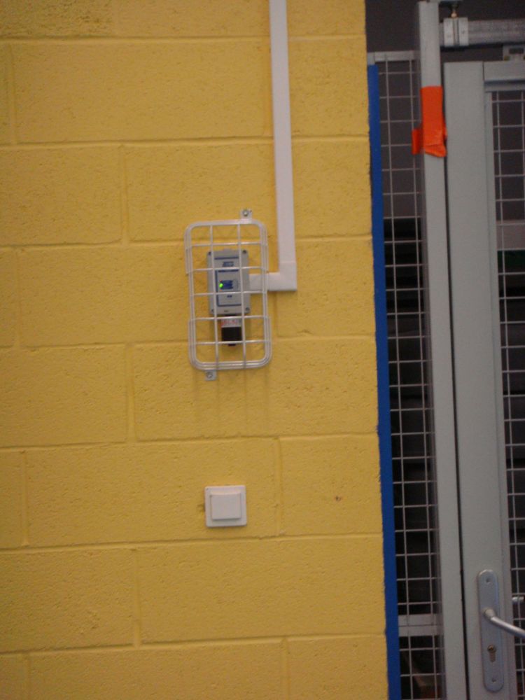 DETECTION MONOXYDE DE CARBONE (CO) DANS UNE SALLE DE SPORTS INSTALLATION REALISEE PAR GLSI AVEC DU MATERIEL DE MARQUE TECNOCONTROL : 1 CENTRALE CITY CE408P / SONDES TS 220 EC-S CHACUNE AVEC UNE PROTECTION GRILLAGEE EVITANT LES CHOCS / SIRENES-FLASH SE 301A EGALEMENT PROTEGEES / COFFRET DE PROTECTION ELECTROVANNES GAZ