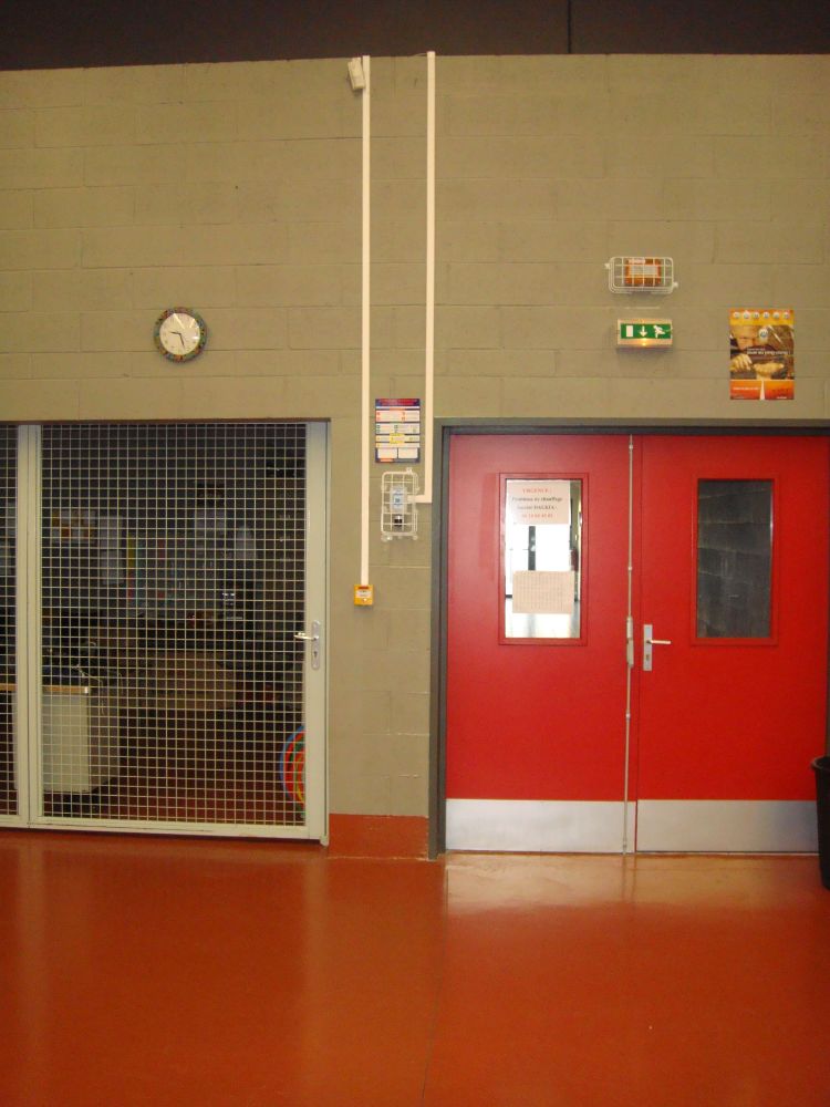 DETECTION MONOXYDE DE CARBONE (CO) DANS UNE SALLE DE SPORTS INSTALLATION REALISEE PAR GLSI AVEC DU MATERIEL DE MARQUE TECNOCONTROL : 1 CENTRALE CITY CE408P / SONDES TS 220 EC-S CHACUNE AVEC UNE PROTECTION GRILLAGEE EVITANT LES CHOCS / SIRENES-FLASH SE 301A EGALEMENT PROTEGEES / COFFRET DE PROTECTION ELECTROVANNES GAZ