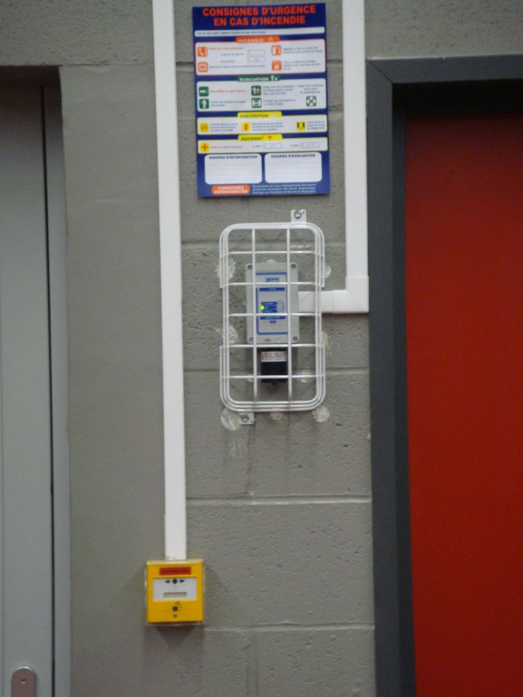 DETECTION MONOXYDE DE CARBONE (CO) DANS UNE SALLE DE SPORTS INSTALLATION REALISEE PAR GLSI AVEC DU MATERIEL DE MARQUE TECNOCONTROL : 1 CENTRALE CITY CE408P / SONDES TS 220 EC-S CHACUNE AVEC UNE PROTECTION GRILLAGEE EVITANT LES CHOCS / SIRENES-FLASH SE 301A EGALEMENT PROTEGEES / COFFRET DE PROTECTION ELECTROVANNES GAZ