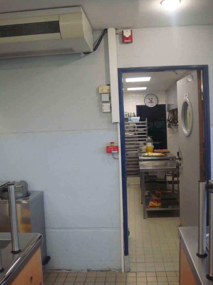 EXTINCTION AUTOMATIQUE TRACEFLAM DANS LA CUISINE D'UN RESTAURANT D'ENTREPRISE INSTALLATION REALISEE PAR GLSI