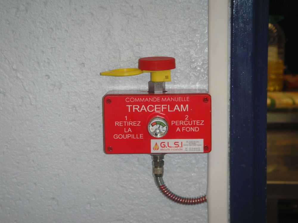 EXTINCTION AUTOMATIQUE TRACEFLAM DANS LA CUISINE D'UN RESTAURANT D'ENTREPRISE INSTALLATION REALISEE PAR GLSI