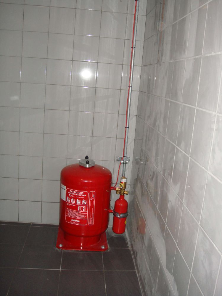 EXTINCTION AUTOMATIQUE TRACEFLAM DANS LE LOCAL POUBELLES D'UN IMMEUBLE COLLECTIF INSTALLATION REALISEE PAR GLSI