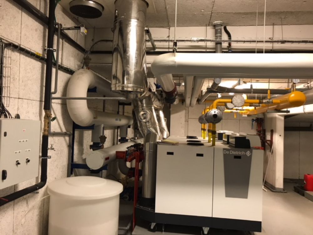 DETECTION GAZ D'UNE CHAUFFERIE EN REGION PARISIENNE. On retrouve ici une installation comprenant une centrale SE 194K et des sondes SE 192KM protégeant les chaudières et la ventilation haute.