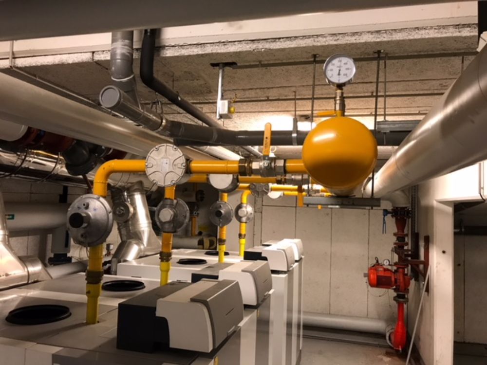 DETECTION GAZ D'UNE CHAUFFERIE EN REGION PARISIENNE. On retrouve ici une installation comprenant une centrale SE 194K et des sondes SE 192KM protégeant les chaudières et la ventilation haute.