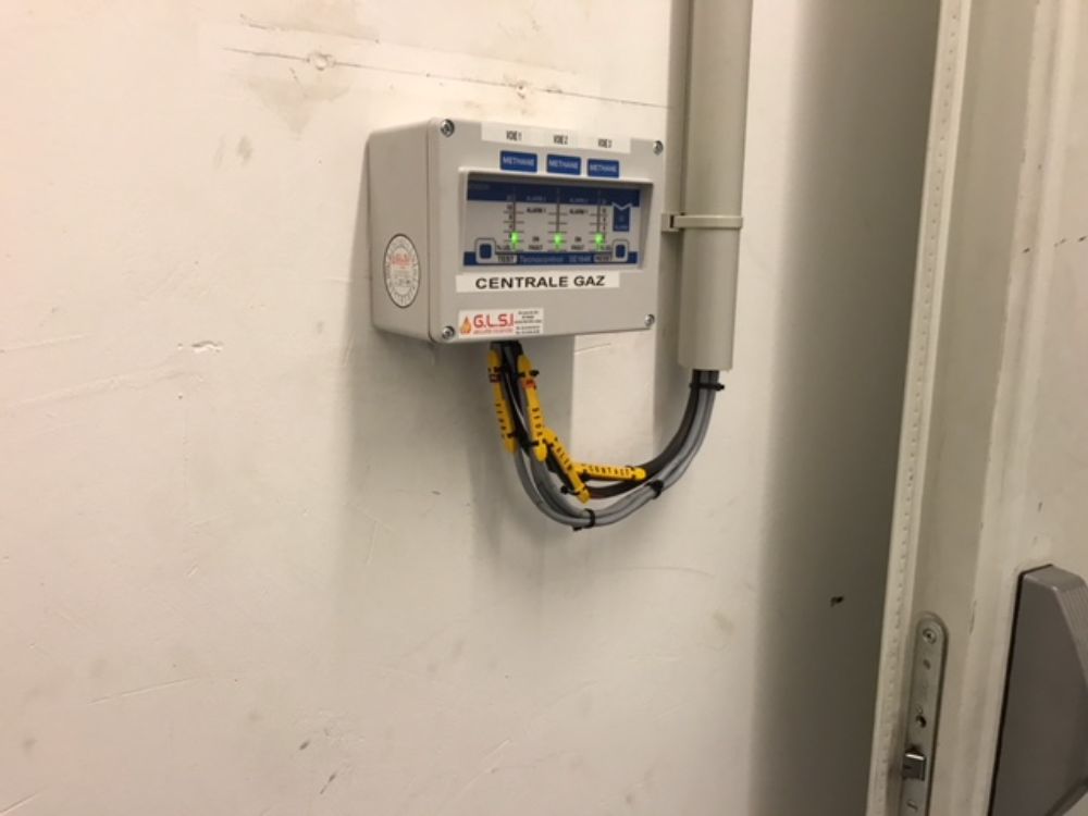 DETECTION GAZ D'UNE CHAUFFERIE EN REGION PARISIENNE. On retrouve ici une installation comprenant une centrale SE 194K et des sondes SE 192KM protégeant les chaudières et la ventilation haute.