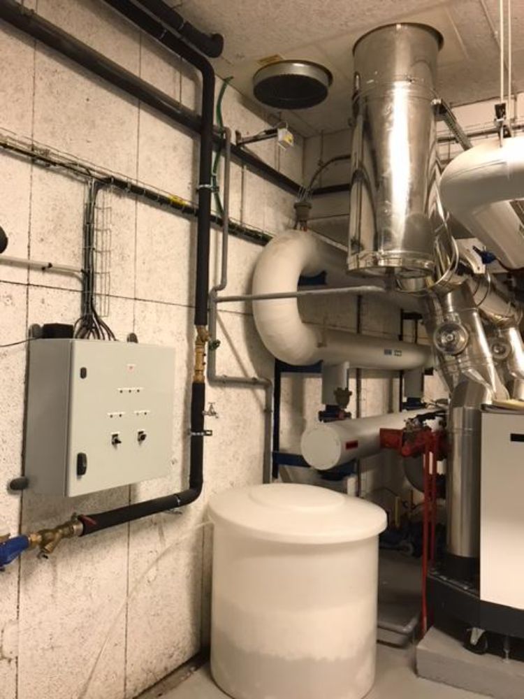 DETECTION GAZ D'UNE CHAUFFERIE EN REGION PARISIENNE. On retrouve ici une installation comprenant une centrale SE 194K et des sondes SE 192KM protégeant les chaudières et la ventilation haute.